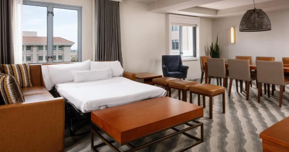 Hoteles cerca de Caltech con carga de vehículos eléctricos – ¡Duerme, recarga y repite!